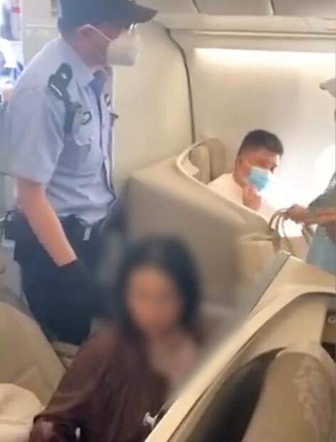 亚洲播报一姐 女子自称“北大法律系”,强闯公务舱占座致飞机停飞,结局令人舒适