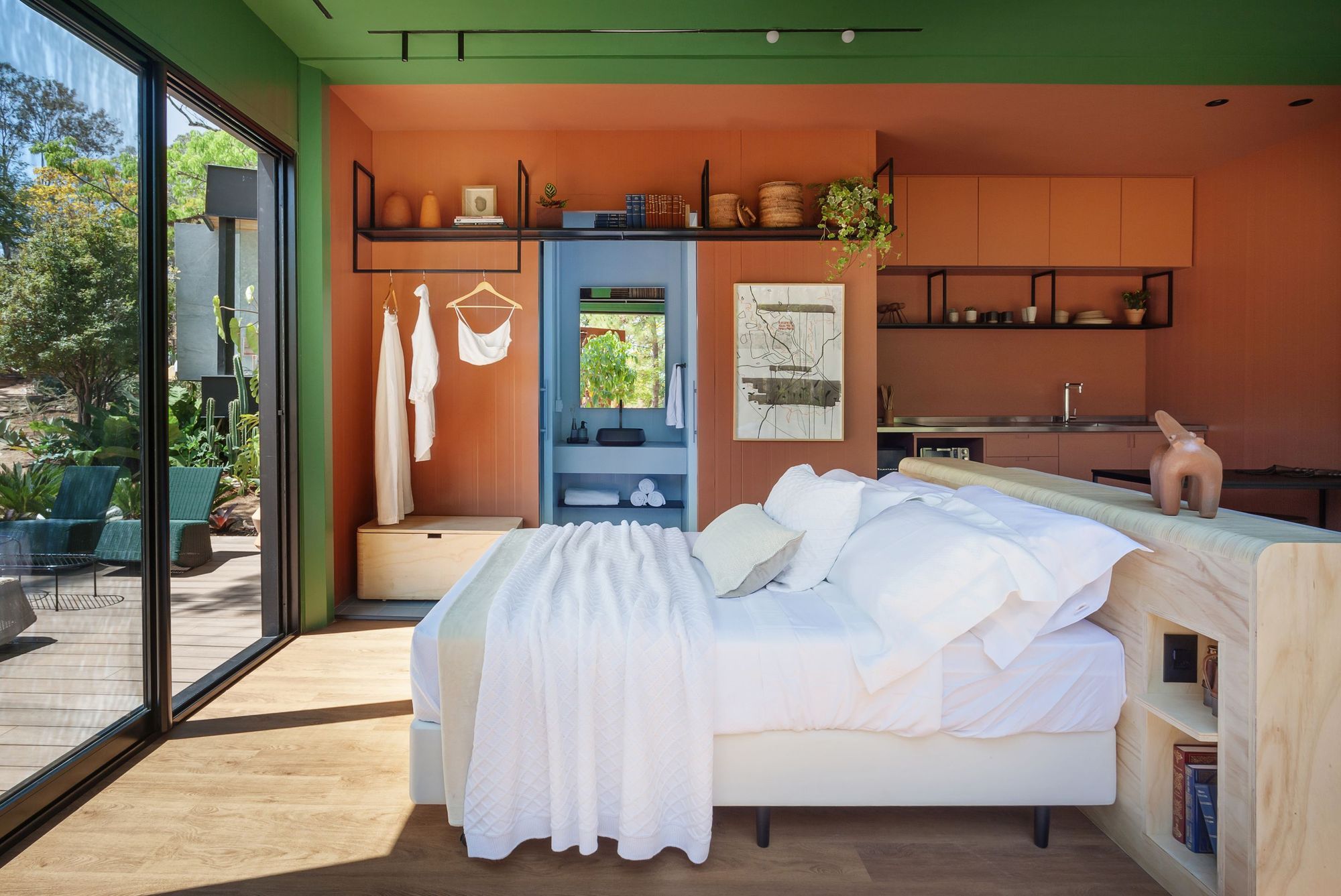 2 个集装箱拼成一个色彩缤纷的单身公寓