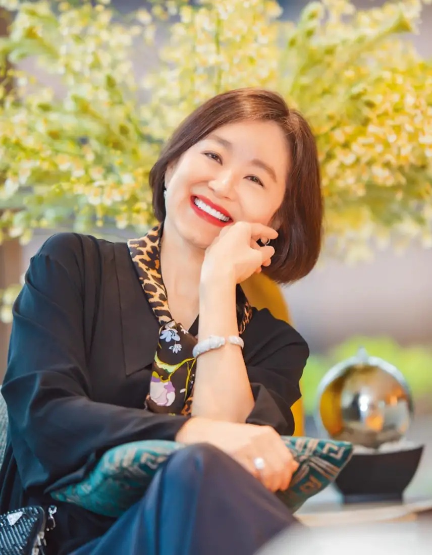 全球时尚号|林青霞半年狂瘦22斤，穿短衫又宽又大，丝巾点缀好优雅