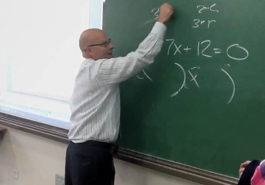 |西安一外教辱骂中国人，遭回怼“回你的国家去”，处理结果来了