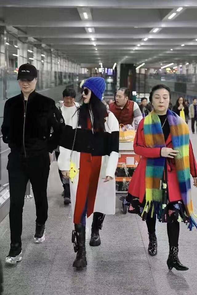 陈建斌|蒋勤勤一家四口走机场！大儿子身材暴瘦颜值逆袭，陈建斌负责看娃