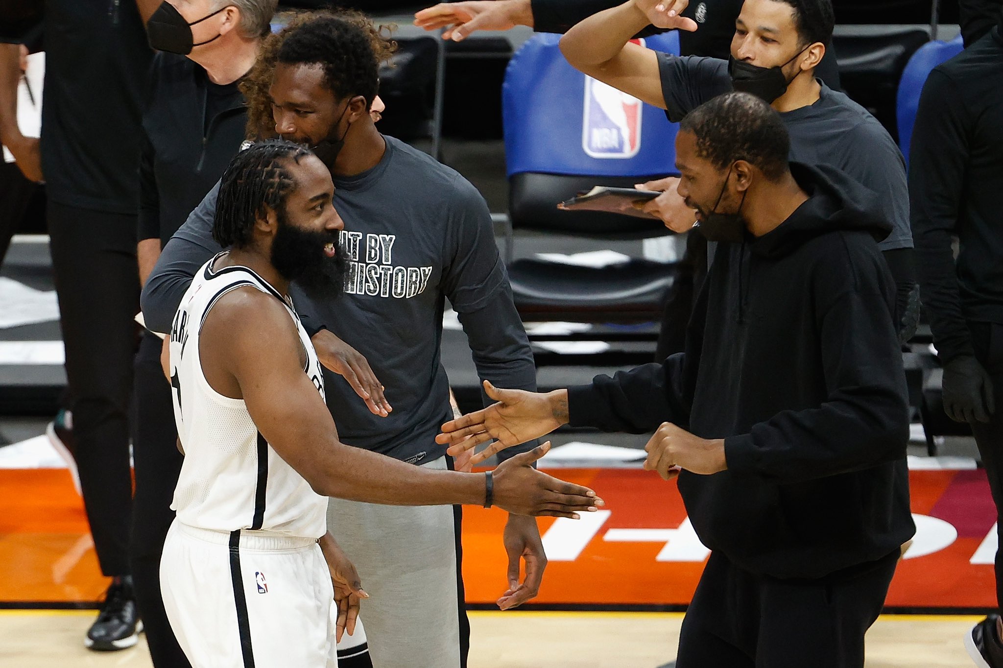 詹姆斯·哈登|籃網(wǎng)三巨頭終于再合體！哈登曬合影：歐文抿嘴+杜蘭特C位小紅帽搶鏡