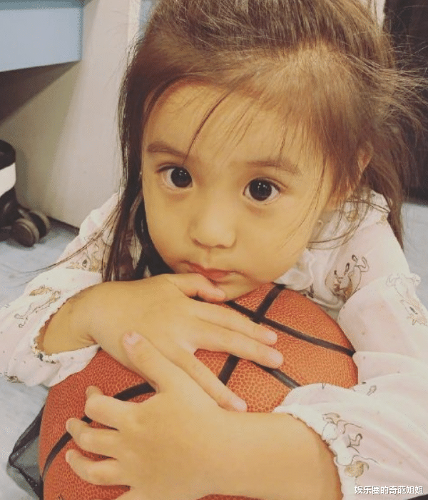 咘咘|修杰楷的女儿才是“整容式”长大，咘咘颜值出众，波妞活泼可爱！