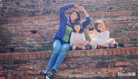 卫衣|贾静雯家庭聚会，穿连帽卫衣内长外短好拉垮，俩女儿眼睛都超像爸