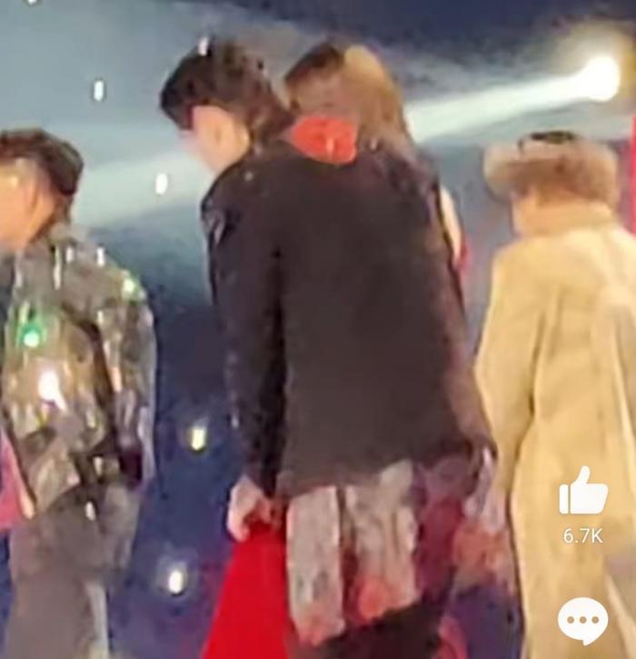 戚薇|《天上飞》李承铉台上狂遮戚薇长腿，老婆的美腿是我的，笑翻网友