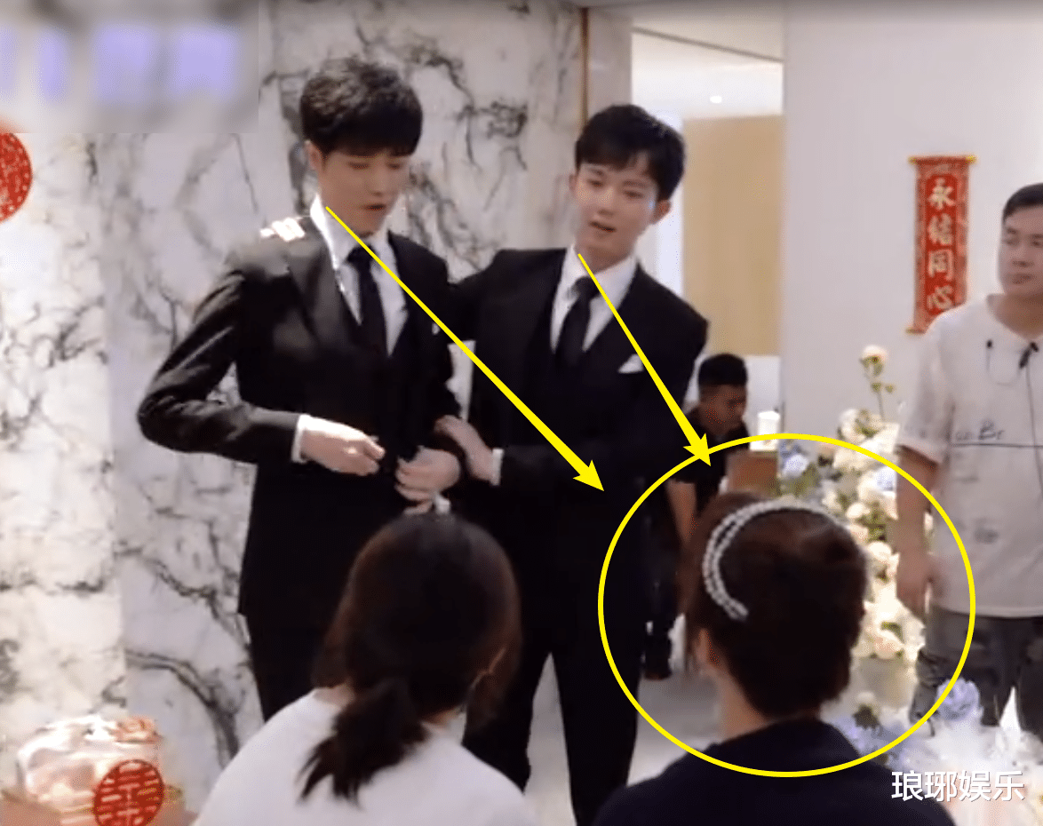 甄嬛|韩商言佟年婚礼现场，杨紫穿婚纱成全场焦点，我却关注李现的眼神