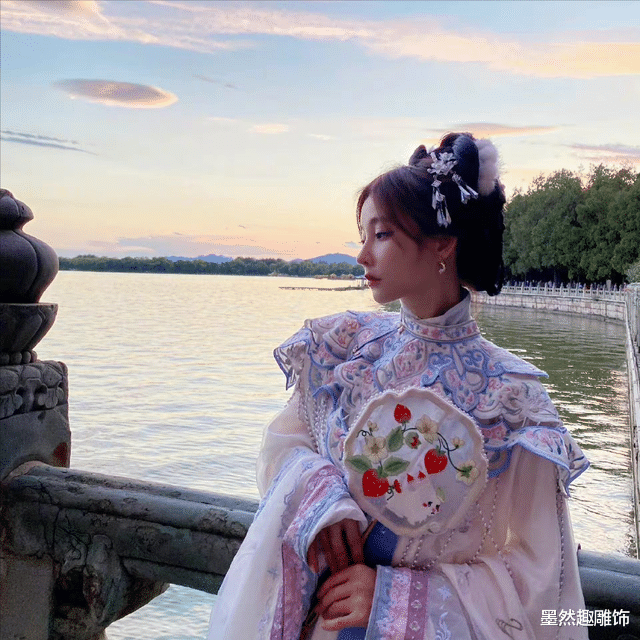 冯提莫|冯提莫又发新歌了，曲调展现国风，一曲《青梅雨水》美如诗画！