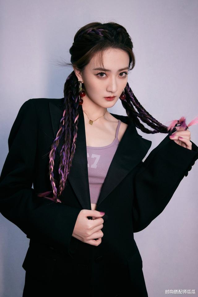时尚搭配师瓜瓜|徐璐越来越放得开，“爷爷背心”配皮短裤走机场，凹凸身材真迷人