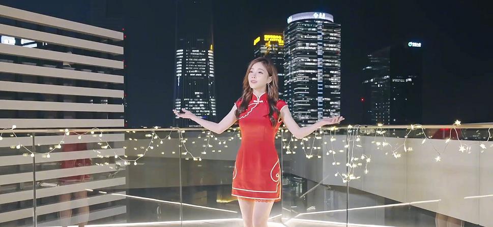 冯提莫|冯提莫穿红色旗袍录制视频，复古风穿搭超有气质，网友：又心动了