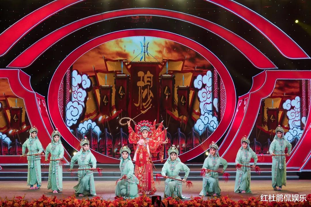 戏曲|央视戏曲频道开播20年，主持人屈指可数，只有白燕升董艺是真的内行