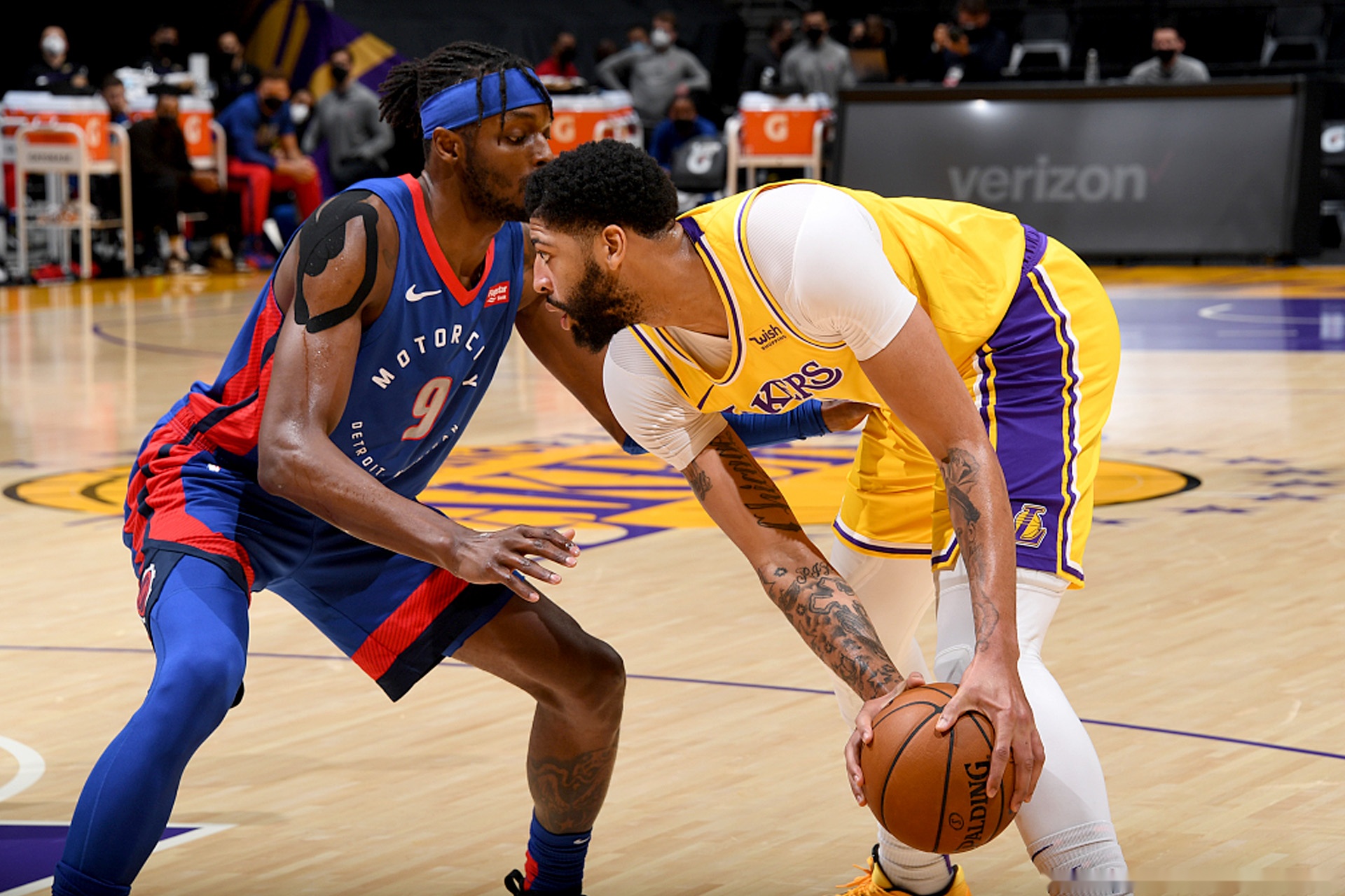 勒布朗·詹姆斯|连续三期领跑MVP榜单,詹姆斯今年有多大概率拿到生涯第五座MVP?