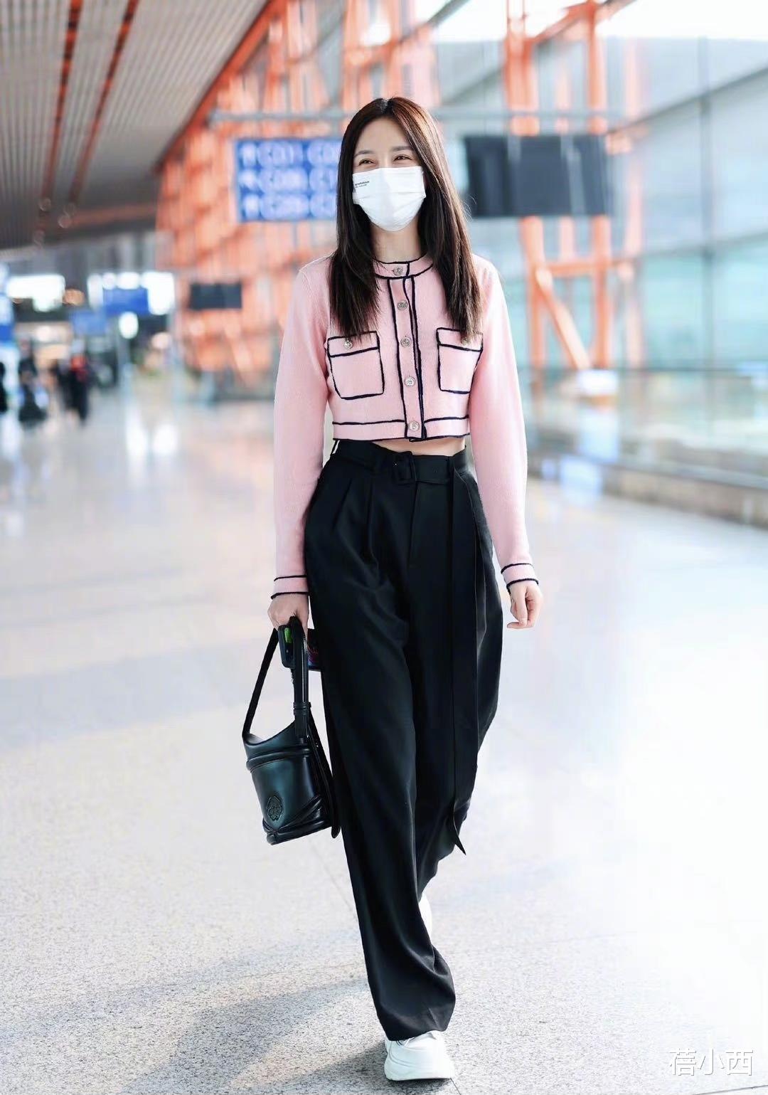 蓓小西|沈梦辰的穿搭品味节节攀升,黑T恤叠穿红色打底衫,时髦又高级