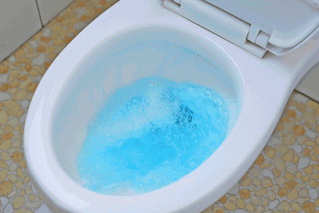 “使用蓝色洁厕块相当于自杀”，是谣言还是真事？终于有真相了