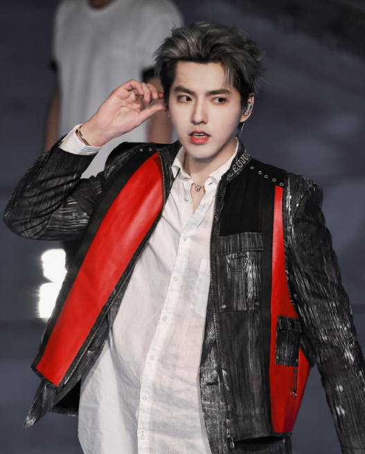 张哲瀚|四大顶流又洗牌了?热巴数据超出张哲瀚1亿,但榜首却雷打不动