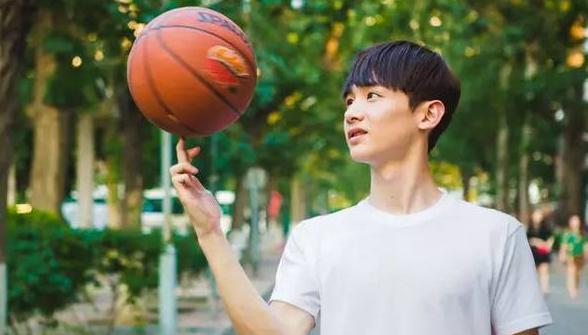 白敬亭|白敬亭的走红，是对娱乐圈最大的“羞辱”