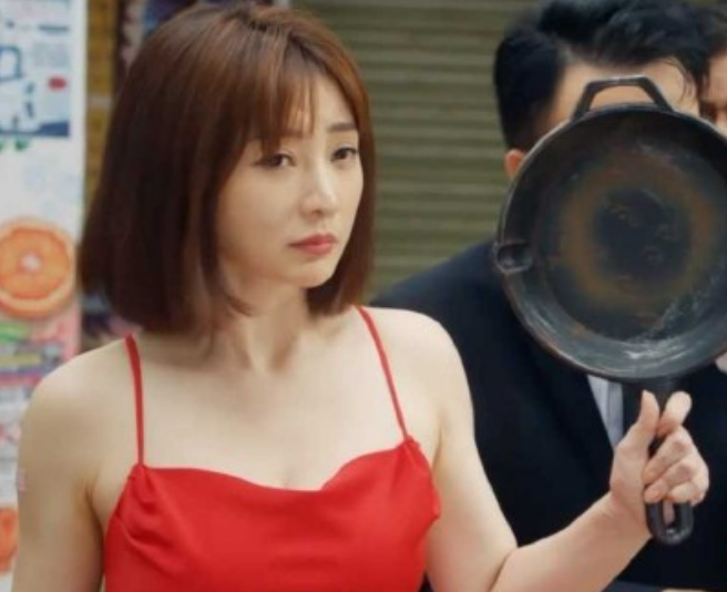 柳岩|柳岩吊带装太美了，两根细掩不住事业线，身材简直太有料了