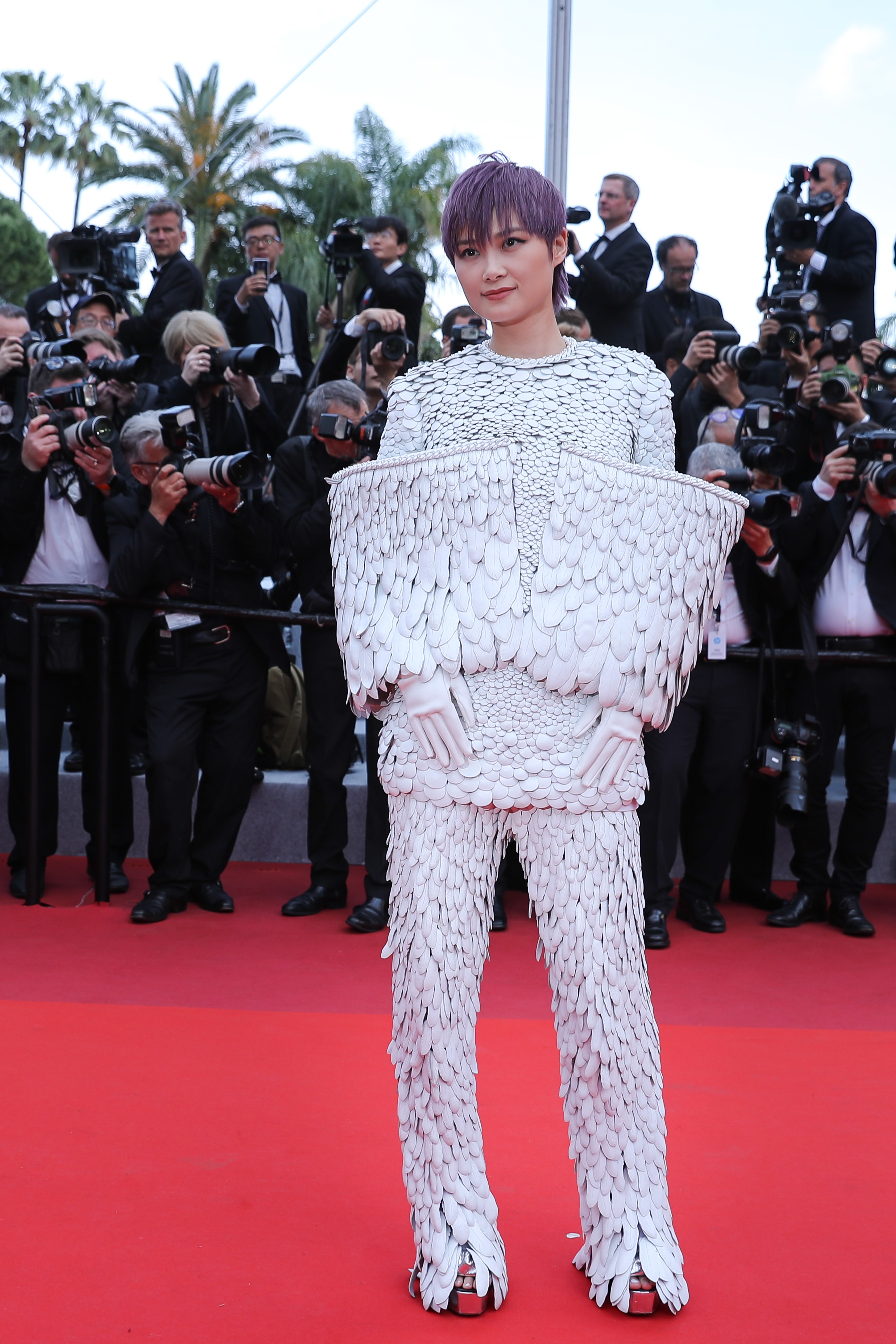 李宇春|李宇春真是谜一样的存在，默默红了16年，穿高定比原型还有气质