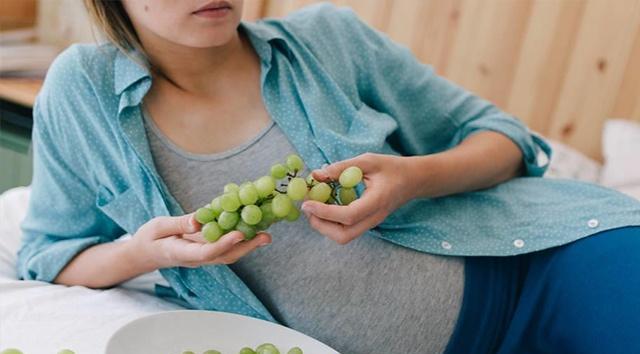 殷灿辉说情感|网络上的“智商税”，吃葡萄真的能让宝宝眼睛变大吗？揭晓谜题