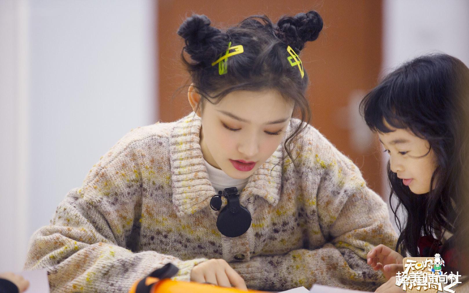化妆品|林允新综艺冲上热搜！双马尾造型很有少女感，带孩子化妆却引热议