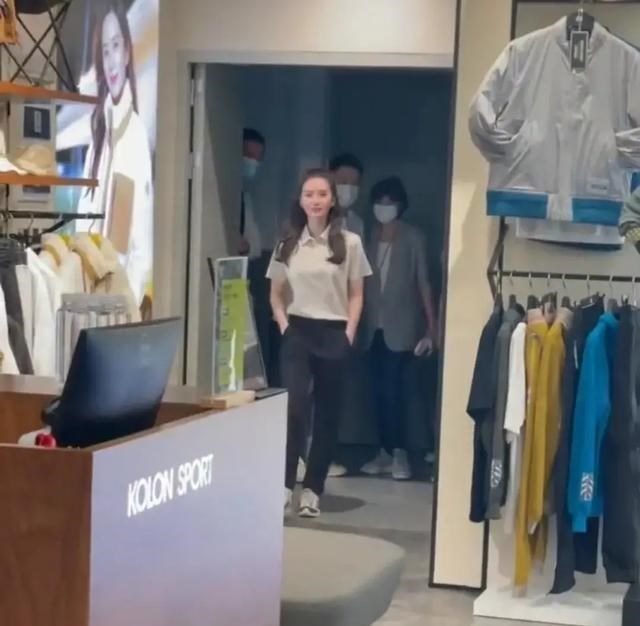 刘诗诗|路遇刘诗诗去服装店挑衣服,真是太漂亮了!