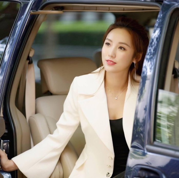 吕一|女星横店吃火锅被富豪看中，订婚到结婚仅17天，今37岁让人羡慕