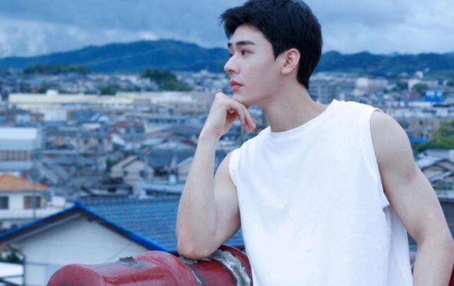 惆怅画桥 龚俊生图引发网友热议,这才是真正的帅哥。