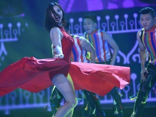 柳岩|40岁的柳岩穿开叉裙，大胆跳热舞与同伴切磋舞技