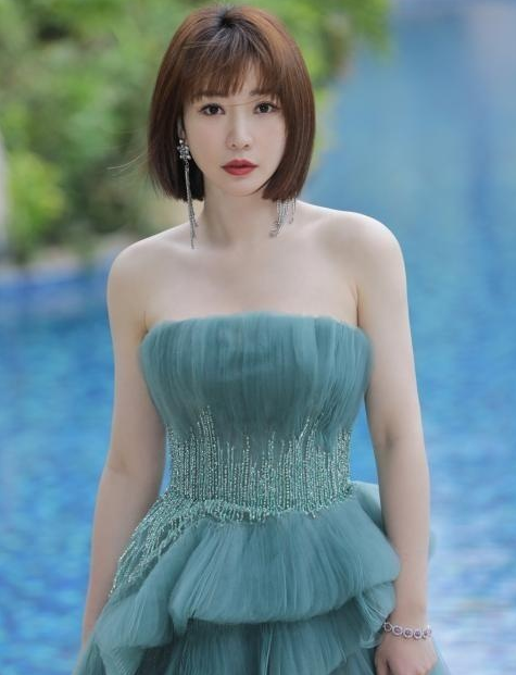 柳岩|柳岩才是真正的“浪姐”吧？穿紧身亮片裙身材不输女团，能站C位