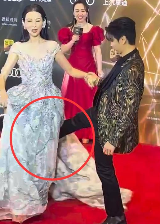 蔡少芬|张晋“踢”老婆蔡少芬裙子的那一脚，终究还是“惹事”了？
