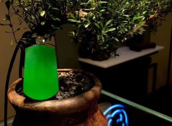 翡翠|什么样的翡翠原石能取出价值千万的满绿无事牌？货主将其珍藏了十几年！