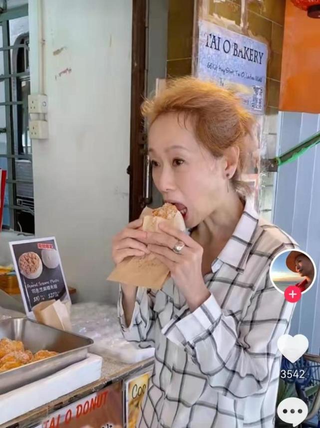 叶童|58岁叶童状态大回升！穿休闲风好悠闲自得，戴草帽遮发际线太时髦