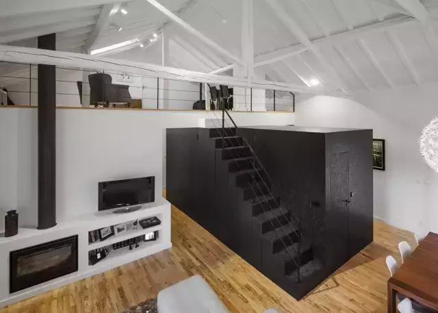 旧教室改造复式小公寓 看设计师如何让旧建筑华丽转身！