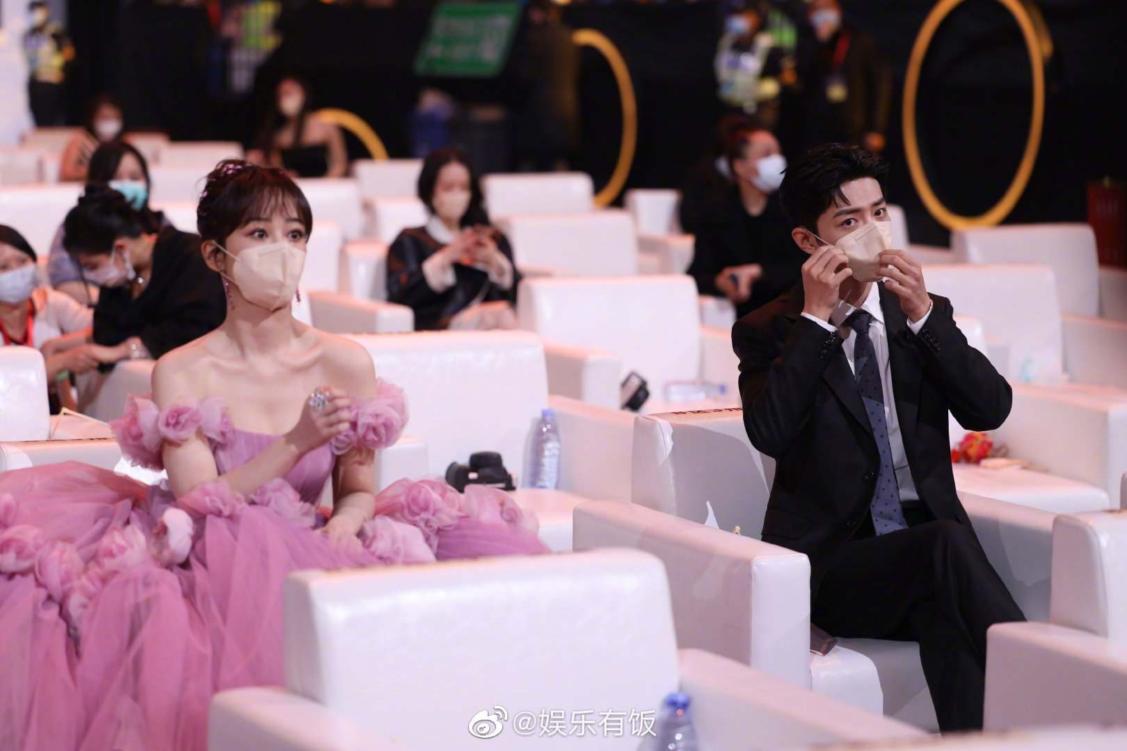 宁毅|余生CP合体堪比婚礼现场！肖战全程保护杨紫裙尾，杨紫回眸甜笑