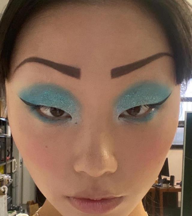 |美凤拍眯眯眼视频多次贬低华人，遭品牌方下架海报，改名后装可怜