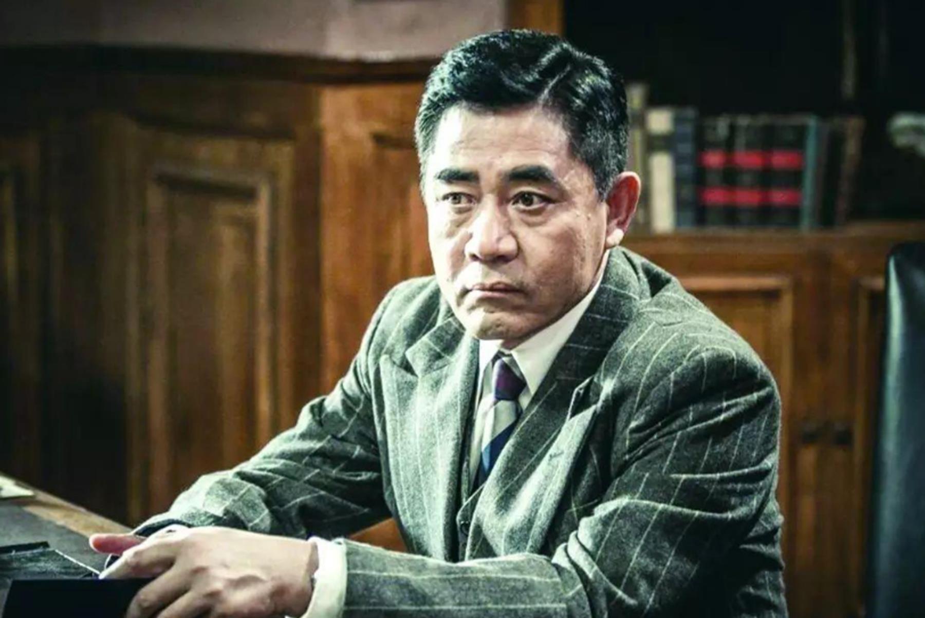 陈宝国|陈宝国在剧组拍戏，工作人员来送盒饭，他看了一眼直接摔在地上