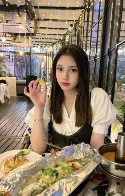 韩安冉|小猪先生晒女儿满月照，鼻子遗传爸爸，眼睛像妈妈，神似小猪妹