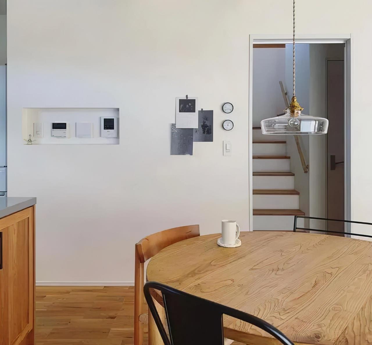 蔡宏志聊时尚 45岁日本太太的家，坚持极简生活，房间被布置得很治愈！