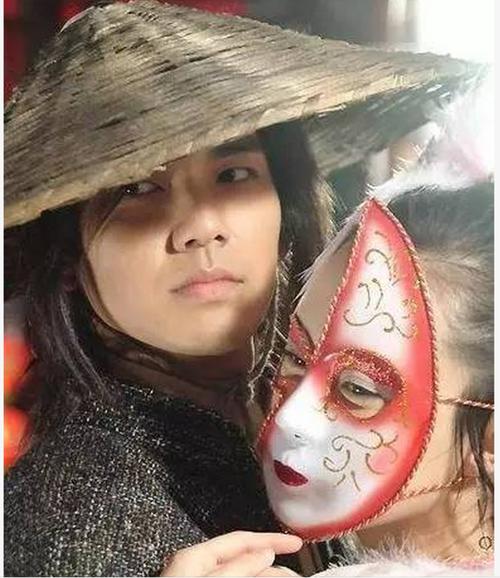 成毅|戴带面具的神秘女子颜值PK，其中一位有些消化不良