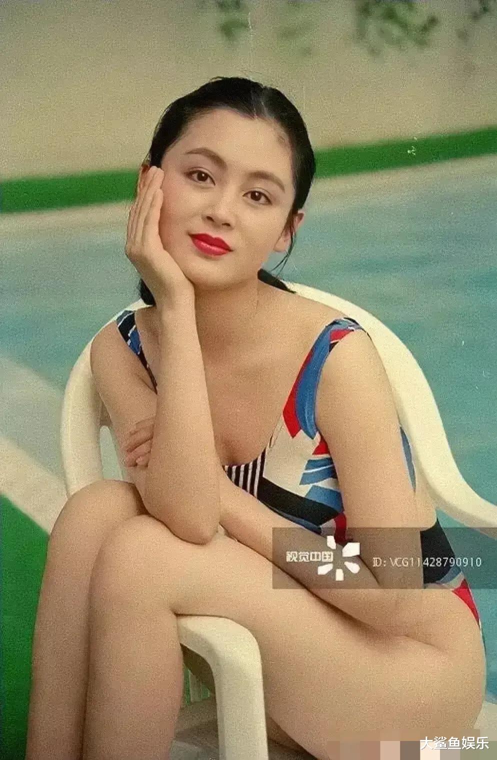 陈红|陈凯歌老婆陈红22岁泳装照,穿一袭露腰拼色比基尼大胆秀身材,青春明艳太迷人