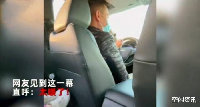 司机带6岁女儿跑网约车乘客偷塞100元,网友直呼:太暖了!