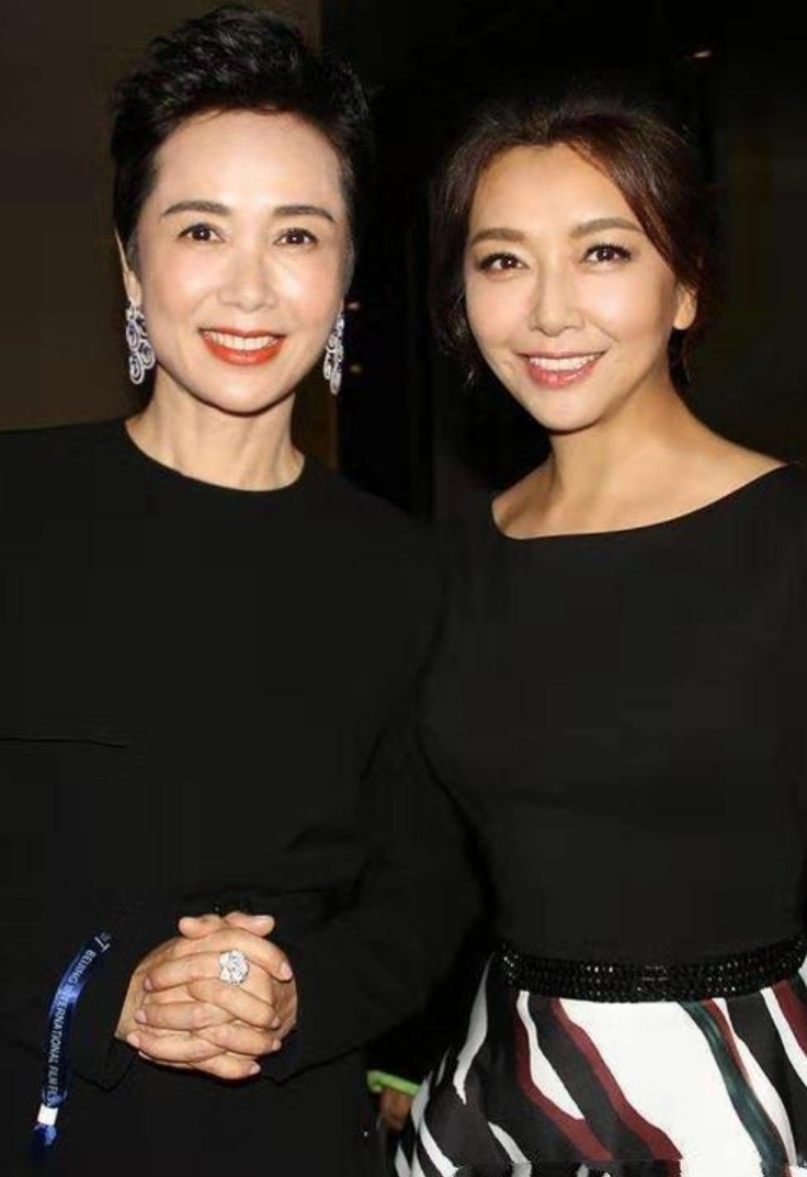 发型|54岁蒋雯丽也换发型,短发烫小卷好优雅,同框53岁江珊气质好太多