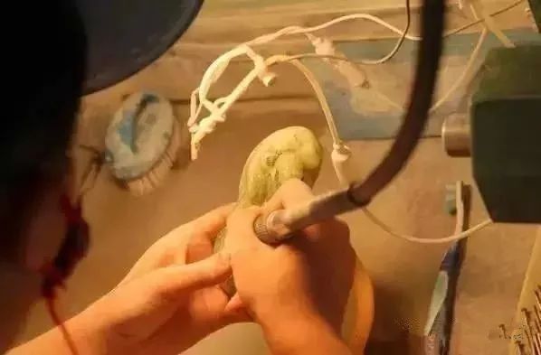 翡翠|3800买的翡翠原石，雕琢后不愧是行走在刀尖上的艺术品啊！