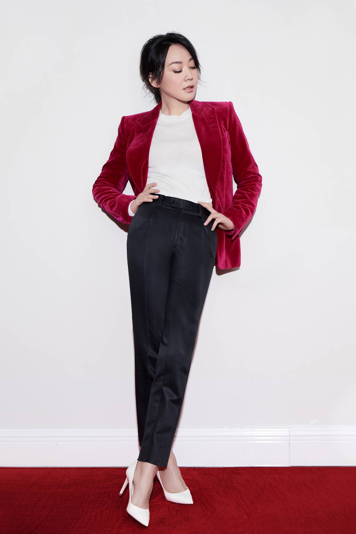 SUV|《突围》集结高质量演员火了！闫妮演职场女性，穿得太有气质了