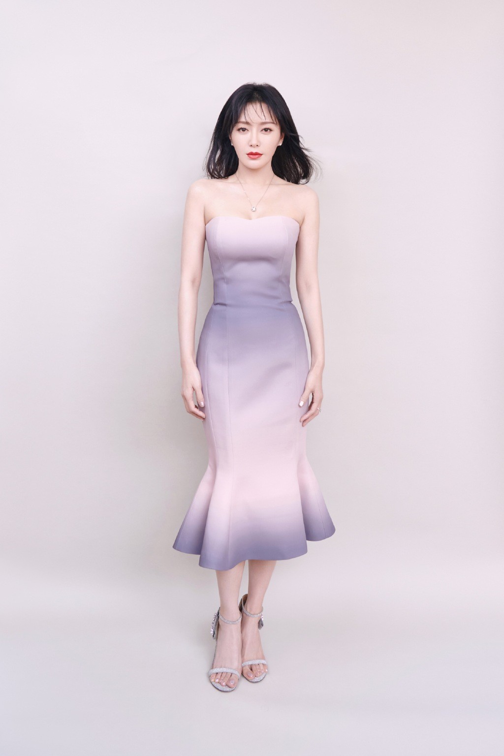 八只爪的猫 秦岚太会穿了，一袭黑色紧身裙，真显身材好