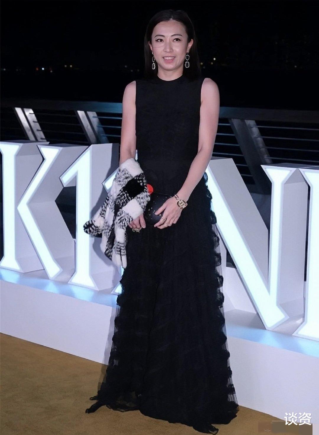 李嘉欣|李嘉欣与老公许晋亨出席富豪派对，与甘比同场比美，珠光宝气显奢华