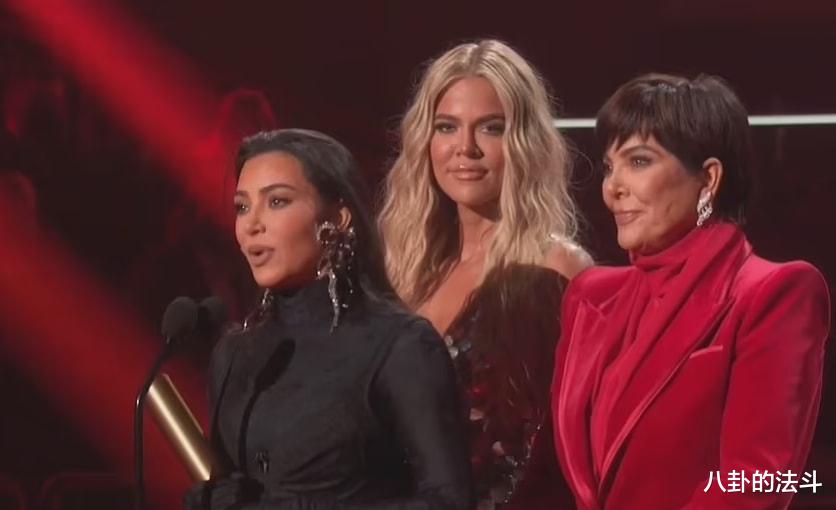 金·卡戴珊|卡戴珊获最受人民欢迎真人秀奖项，频与侃爷互动这是要复合的节奏