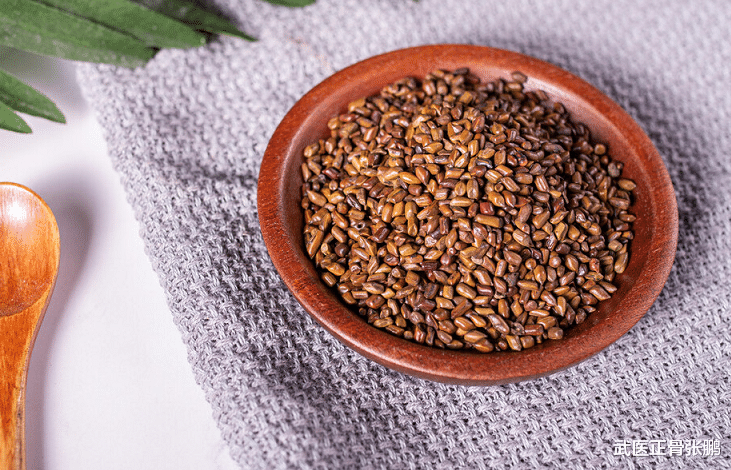 肝硬化|45岁叔叔坚持养生,确诊肝硬化,医生:3种中药堪称“烂肝王”,勿食用