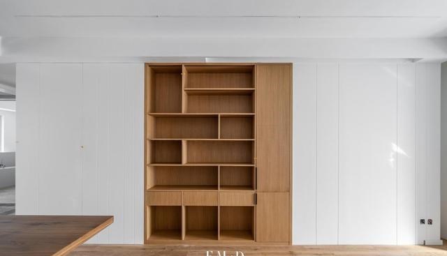 过道装“衣帽间”,电视墙做满柜,一项设计连接2大功能,太实用