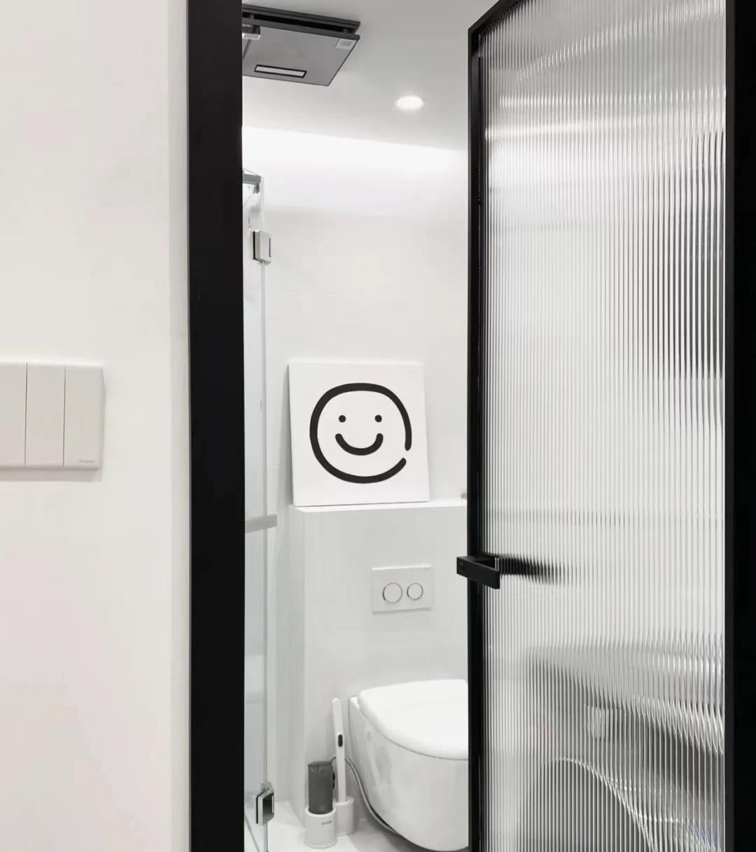 坚持全屋“黑白配”的小夫妻，把家装修的极简纯粹，装出大宅范