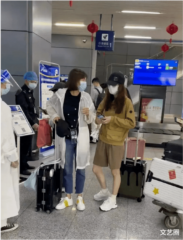 周深|刘诗诗央视中秋晚会路透曝光，穿古装顾盼生姿，头饰造型浮夸像顶了个球